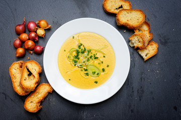 Gemüsecremsuppe mit Porree und weißbrot