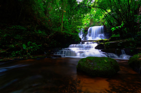 background blur Mandang waterfall in Thailand.And popular with tourists and photographers.