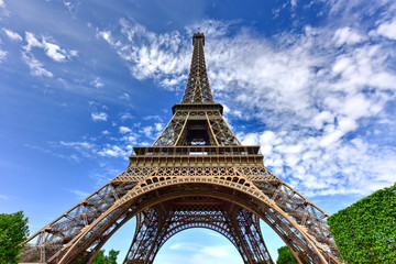 Fototapeta na wymiar Eiffel Tower - Paris, France