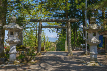 春日山神社　境内の風景