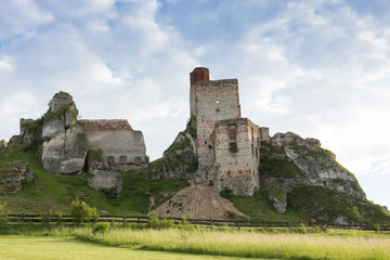 Zamek rycerski w Olsztynie na Orlim Szlaku