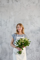 Photo of florist with bouquet