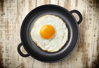 Foto op Plexiglas Spiegeleieren gebakken ei op ijzeren pan