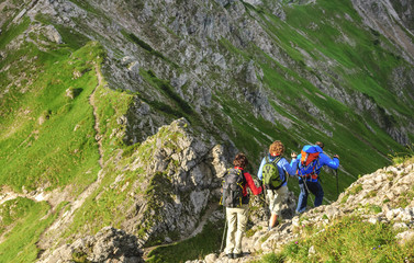 Wanderer beim Abstieg im felsigen Gel&auml;nde