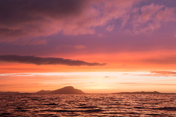 Wunderschöner Sonnenuntergang am Atlantik in Norwegen