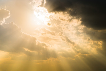Obraz premium Sun rays through clouds like an dramatic explosion