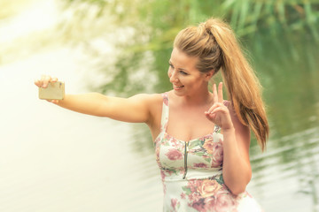 Frau macht Selfies in allen Lebenslagen