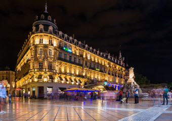 Place de la Comédie la nuit à Montpellier, Hérault, Languedoc en Occitanie, France