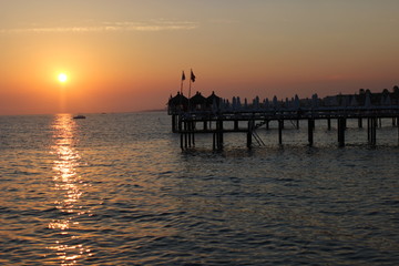 Obraz premium sunset on the beach, romantic time, lovelu sky, ocean, dusk, clouds, romantic, lovely , bridge, colors, 