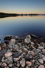 See Ufer in der Morgendämmerung, Storhamrasjoen, Schweden