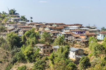 Fototapeta na wymiar MYANMAR - 5 janvier 2015: Un Petit village typique perdu dans les montages de Birmanie.