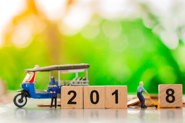 Miniature couple : Work hard for bonus in next year (2018)