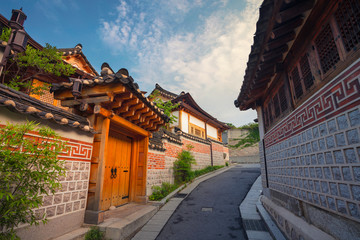 Naklejka premium Seul. Tradycyjna architektura w stylu koreańskim w Bukchon Hanok Village w Seulu, w Korei Południowej.