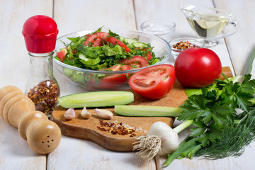 Салат из свежих помидор,огурцов и зелени.Процесс готовки салата.