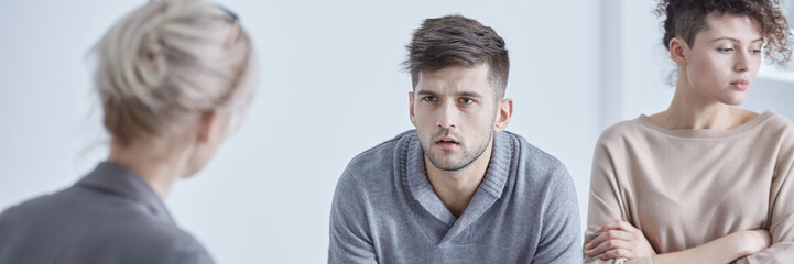 Obraz premium Man talking to relationship psychologist