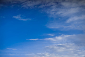 Obraz premium Blue sky and thin clouds background