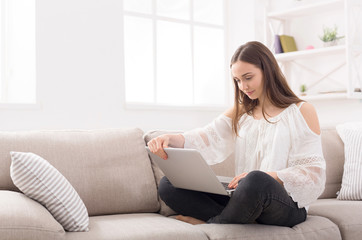Obraz premium Girl indoors with laptop