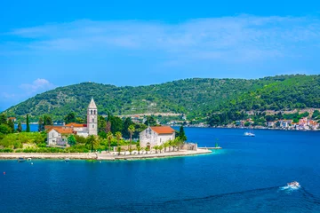 Zelfklevend Fotobehang Eiland Vis eiland Kroatië. / Luchtfoto op Vis-eilandlandschap, zomer in Zuid-Kroatië, Europa.