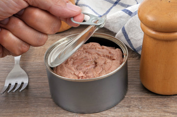 Ouverture d'une boîte de conserve de thon 