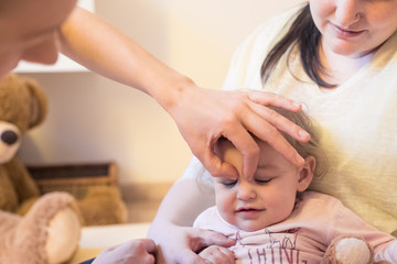 Baby beim Therapeuten Physio Massage