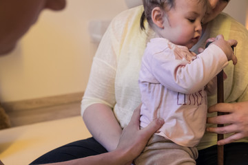 Fototapeta premium Baby beim Therapeuten Physio Massage