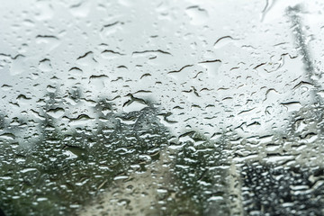Wassertropfen auf dem Glas als Hintergrund