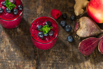Beetroot, apple, ginger and berries smoothie