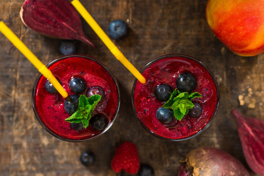Beetroot, apple, ginger and berries smoothie
