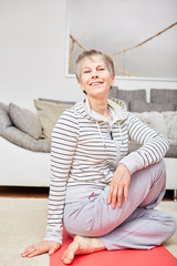 Seniorin macht eine Dehnungsübung
