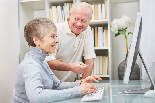 Senioren Paar hat Spa&szlig; am Computer