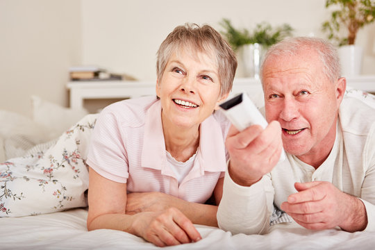 Senioren Paar mit Fernbedienung