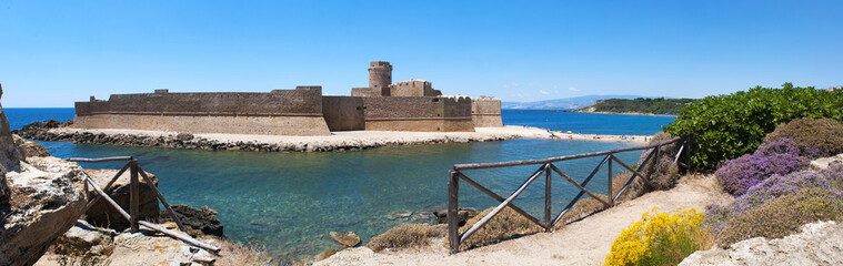 Le Castella, Calabria, Italia: il Mar Ionio e il castello aragonese di Le Castella, costruito su...