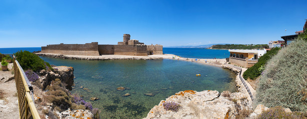 Le Castella, Calabria, Italia: il Mar Ionio e il castello aragonese di Le Castella, costruito su...