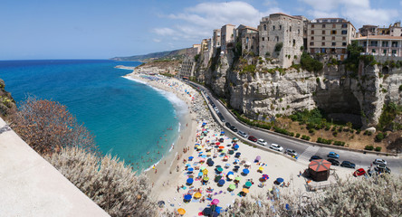 Calabria: il Mar Tirreno e lo skyline di Tropea, una delle destinazioni turistiche più famose del Sud Italia, località balneare situata su una scogliera nel golfo di Sant'Eufemia - obrazy, fototapety, plakaty