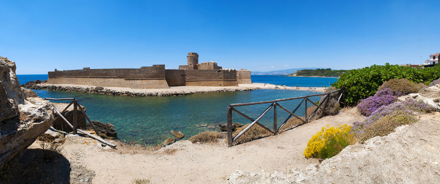 Le Castella, Calabria, Italia: il Mar Ionio e il castello aragonese di Le Castella, costruito su una piccola striscia di terra che domina la Costa dei Saraceni nel borgo di Isola Capo Rizzuto