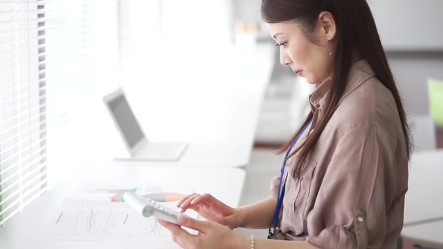 ビジネスイメージ（電卓・計算機・女性）