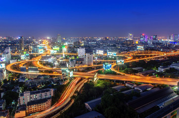 Naklejka premium Lekkie pojazdy utknęły na autostradzie w Bangkoku w Tajlandii w nocy 10 lipca 2015 r.