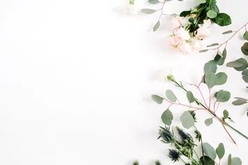 Fototapete Beige Rosenblüten, Eringiumblume, Eukalyptuszweige auf weißem Hintergrund. Flache Lage, Ansicht von oben. Blumenhintergrund © Floral Deco