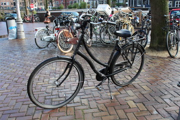 Fototapeta na wymiar Vélo hollandais sur sa béquille