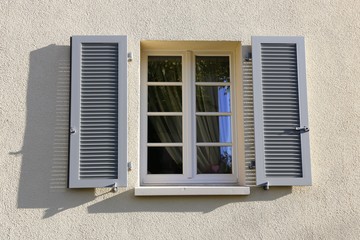 Fenster mit Klappladen aus Holz, Außenaufnahme