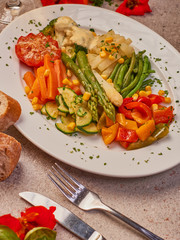Gesundes Gemüse vegetarischauf weißem Teller mit Brot
