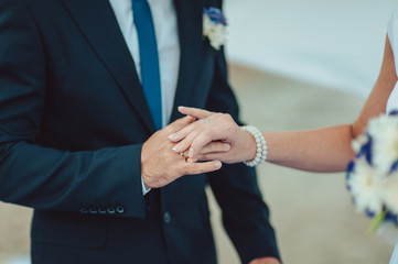 Putting on rings. The bride and groom dress rings