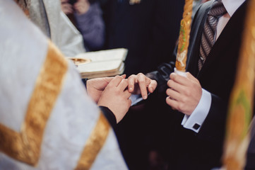 Putting on rings. The bride and groom dress rings