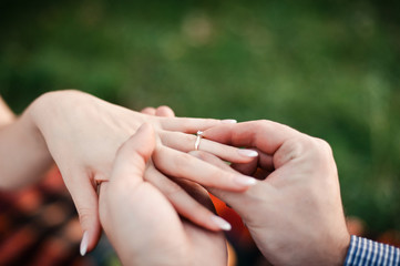 Putting on rings. The bride and groom dress rings