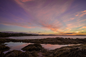 Obraz premium sunrise over the ocean with tidal pools in the foreground