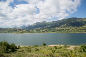 Naklejka na ściany i meble Lago di Campotosto, Campotosto, Parco nazionale Gran Sasso e Monti della Laga, inizio dell'estate