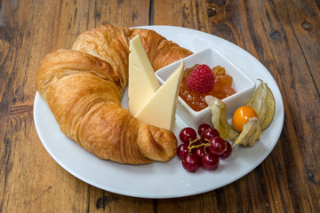 Frühstück mit Croissant