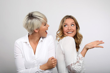 Zwei blonde Frauen lachend