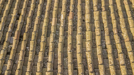 texture di tegole del tetto di una casa bassa rovinata e non curata da anni. 