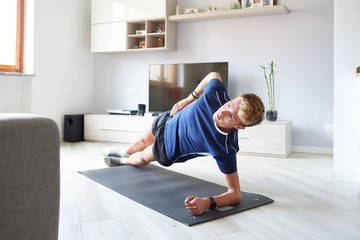 Ragazzo fitness a casa con app plank